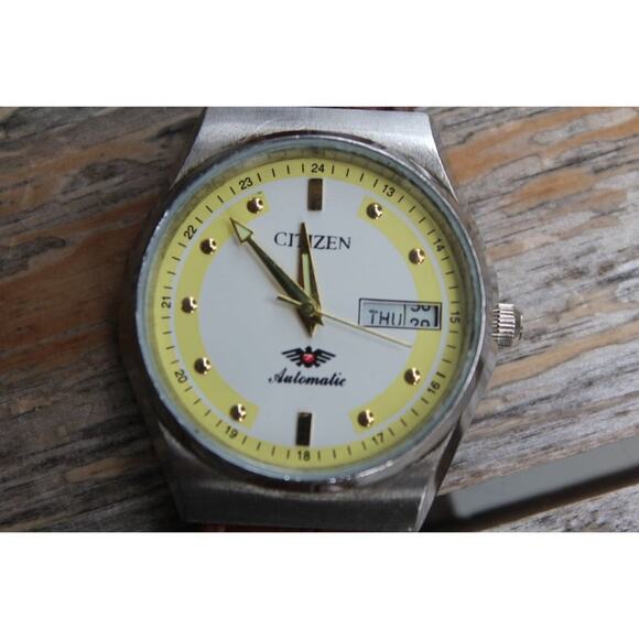Vintage 1981 Citizen Automatic Mens Silver Watch W/daydate & Yellow accents - Picture 4 of 6
